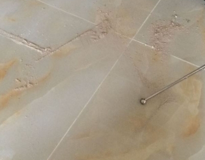 连云瓷砖空鼓维修公司分享粘合剂选择不当在瓷砖铺贴过程中可能导致以下问题