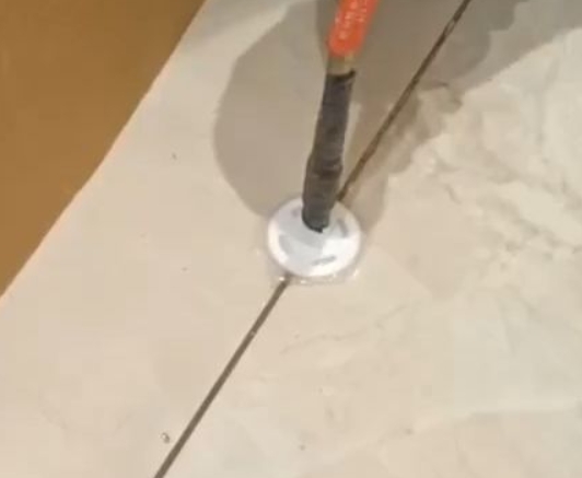 连云瓷砖空鼓维修公司专业解答瓷砖在铺贴过程中，如果没有涂抹均匀到位的粘结材料（如水泥砂浆或瓷砖胶），可能会导致以下问题