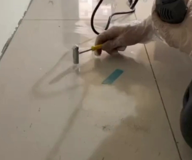 连云瓷砖开裂维修公司专业分享瓷砖在铺贴前如果没有沥干水分，将会导致以下问题