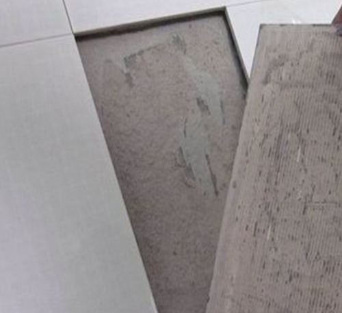 连云瓷砖空鼓维修公司分享瓷砖铺贴时如果打浆（即涂抹在瓷砖背面和基层上的砂浆或瓷砖胶）过少，会带来以下问题